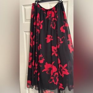 Teacup length chiffon skirt with lining. Thick waistband in front.